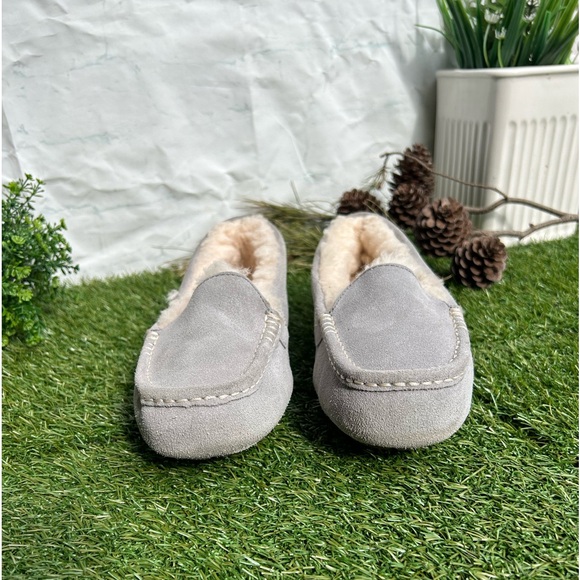 UGG🍁🍂 Ansley Water Resistant Slipper Light Grey Suede
Women size 7 gently used - Picture 12 of 16